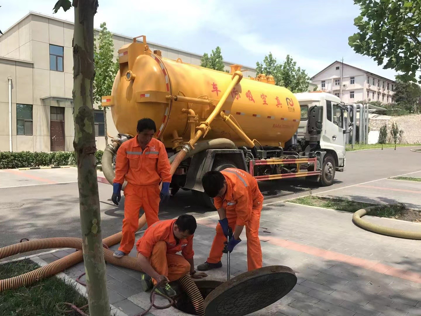 提蒙乡管道疏通车停在窨井附近