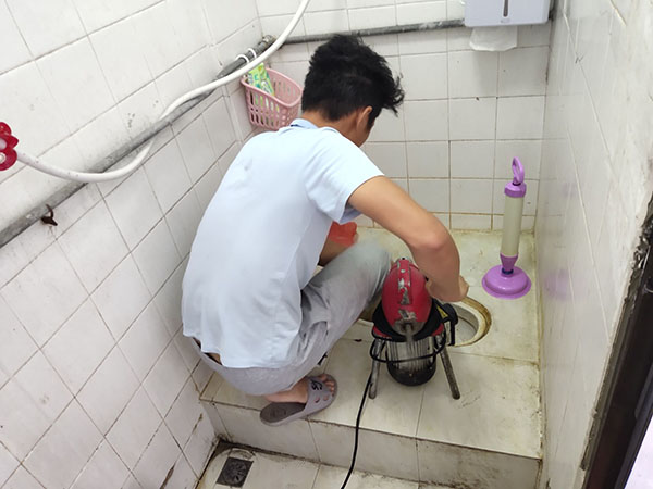 提蒙乡管道堵塞冒臭气 专业师傅现场解决问题